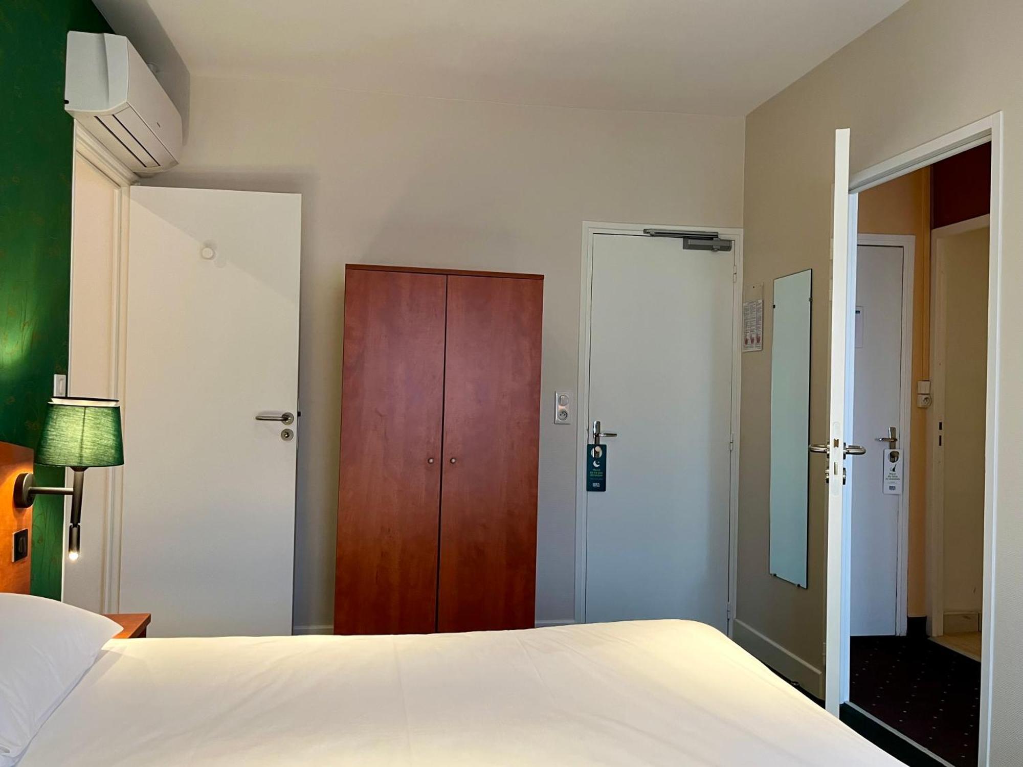 Logis Saint Louis Hotel La Suze-sur-Sarthe Exterior foto
