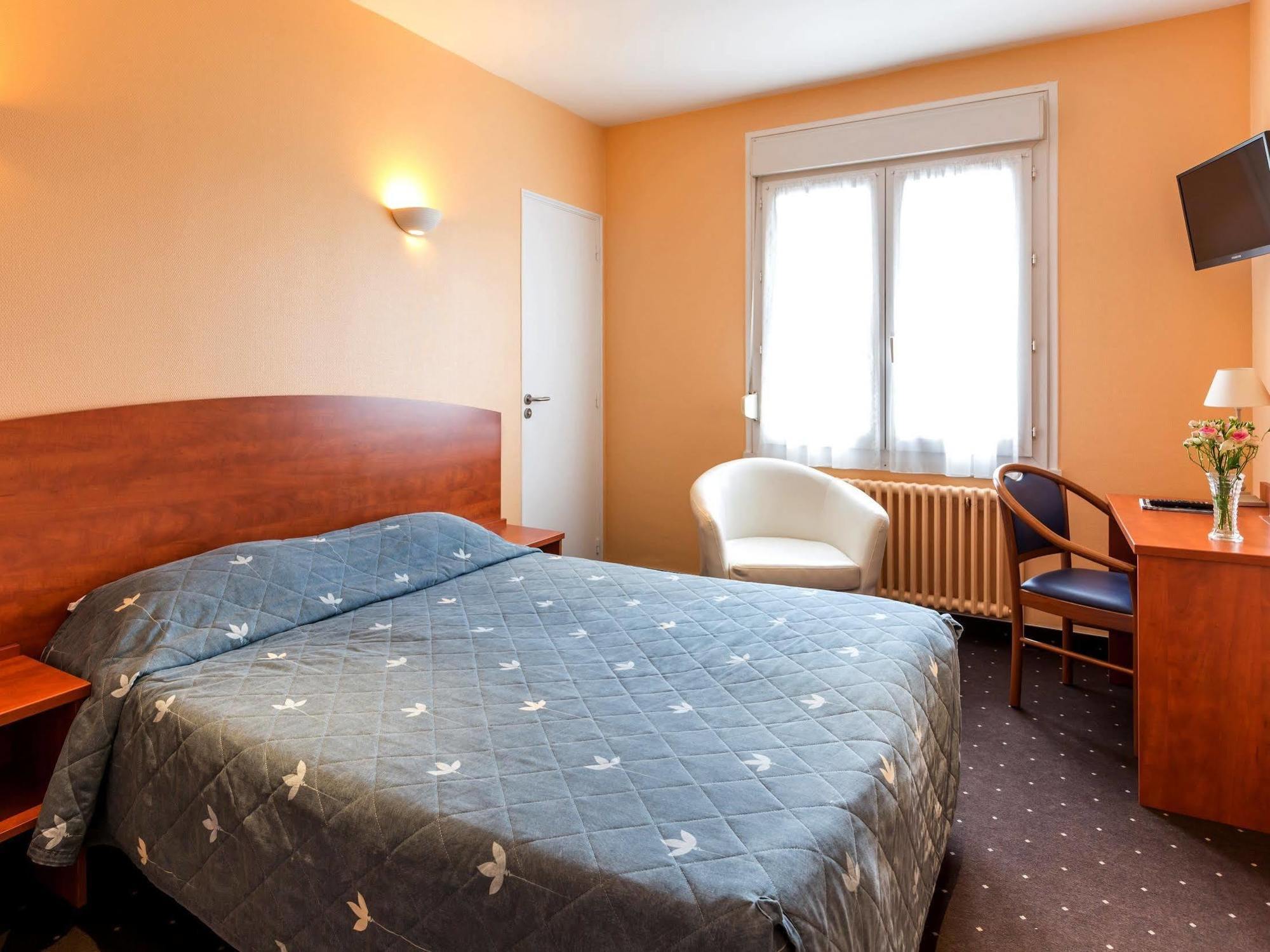 Logis Saint Louis Hotel La Suze-sur-Sarthe Exterior foto