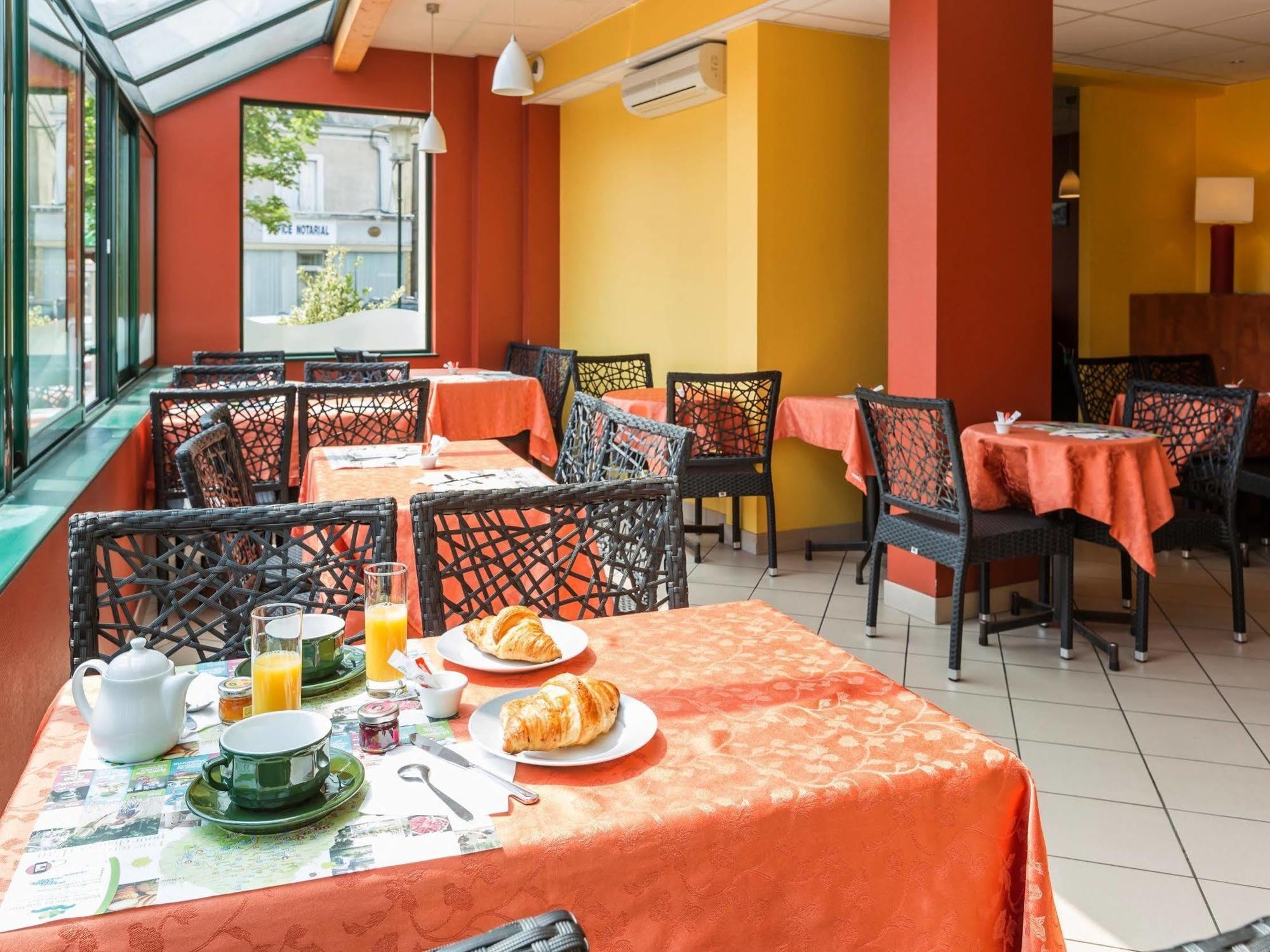 Logis Saint Louis Hotel La Suze-sur-Sarthe Exterior foto